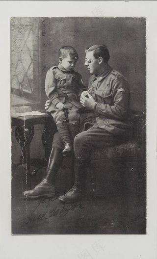 杰克·霍奇森（Jack Hodgson）[在加里波利（Gallipoli）受伤，向他的儿子展示奖牌-都穿着制服]