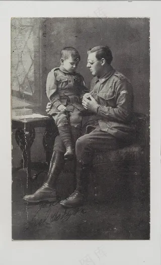 杰克·霍奇森（Jack Hodgson）[在加里波利（Gallipoli）受伤，向他的儿子展示奖牌-都穿着制服]