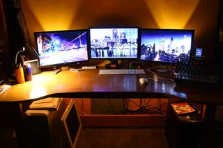 我更新后的工作区，也就是我终于有了第三个22英寸LCD