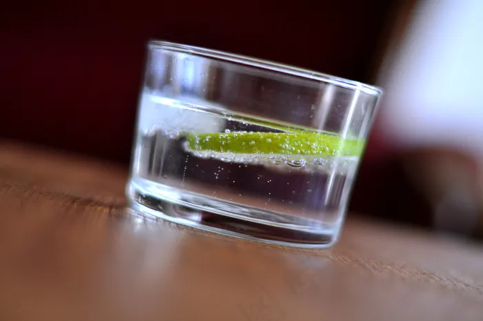玻璃杯,杯子,瓶子,白开水,玻璃烛台,杜松子酒补品