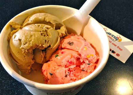 巴拉德的Full Tilt冰淇淋店的素食主义者枫木核桃冰淇淋和“骄傲的尖叫”