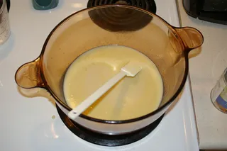 将甜炼乳和香草精添加到黄油和水中