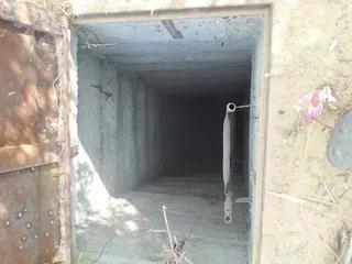 毛坯房,防空洞,门,洞穴溶洞,墓门,在加沙地带发现的恐怖隧道