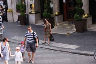 女人检查iPhone坦率街拍巴黎法国2015欧洲之旅2015年8月11日62