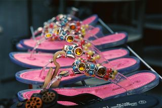 玩具风车,拖鞋,头饰,彩钻,指甲锉,荷兰兰堡省Gemeente Venlo：展示华丽的凉鞋