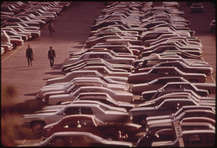 芝加哥的梦露街停车场在湖岸大道为通勤者提供2700辆车，1973年10月10日