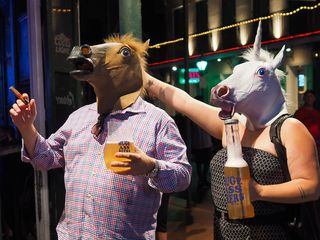 牛头梗,迷你牛头梗,羽毛球拍,化妆舞会,卡通人偶,巨大的屁股啤酒