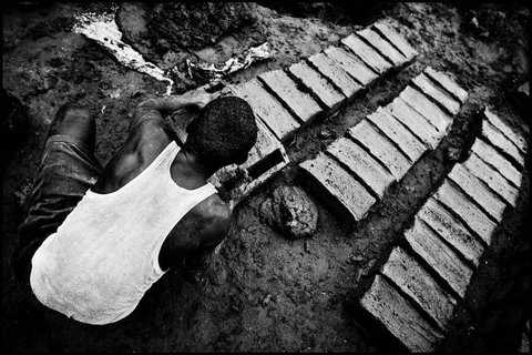 人物特写,吉他,短柄小斧,耙子,班卓琴,zoriah_kakuma_refugee_camp_famine_aid_irc_international_rescue_brick_house_hut_building_20090127_8852 人物特写,吉他,短柄小斧,耙子,班卓琴,zoriah_kakuma_refugee_camp_famine_aid_irc_international_rescue_brick_house_hut_building_20090127_8852