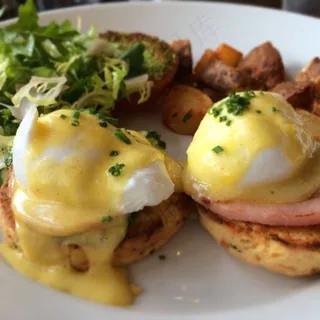 班尼迪克蛋在星期六早午餐。松饼太甜了，但是鸡蛋和培根很好吃。