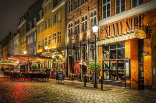 夜晚的阳光明媚的一面