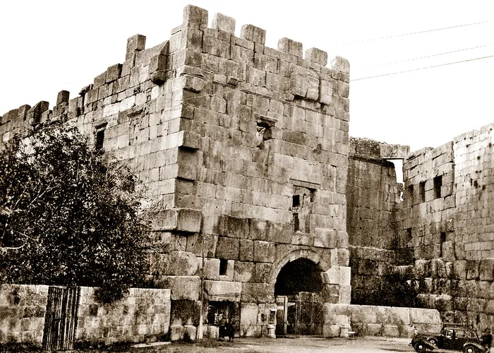 进入黎巴嫩Baalbek的古罗马遗址