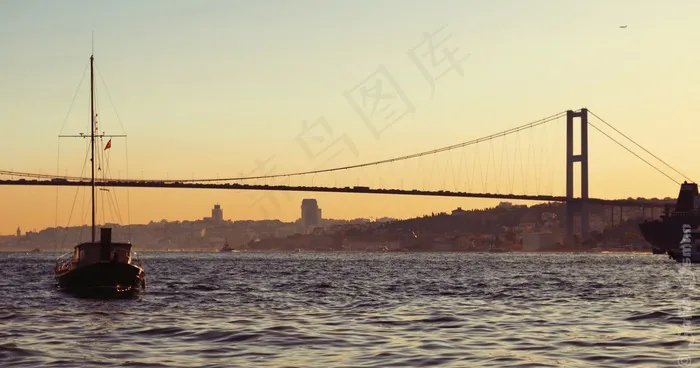 博斯普鲁斯海峡大桥的天际线