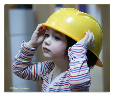 安全头盔,屏幕截图,电视屏幕,卡通动漫人物,男孩,我的孙女是建筑工人！