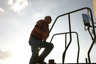 农民走进出租车