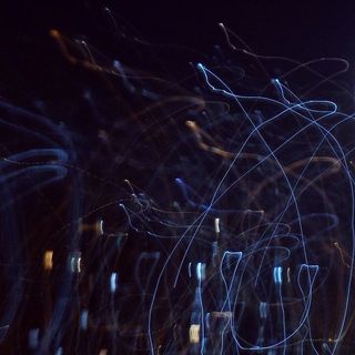 E aquelamúsicatocou alto nos fones，transformando osprédiosem feixes de luz。 O pulso do mundo acelerou。