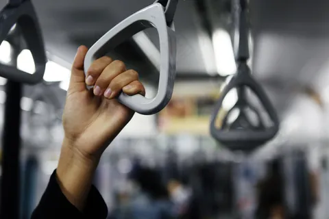 后视镜,眼镜,后视镜雨挡,人物特写,方向盘,310 [挂断]