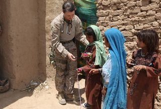 人物特写,军人/警察,黑白照片,民族服饰,塌方,乡村医疗服务
