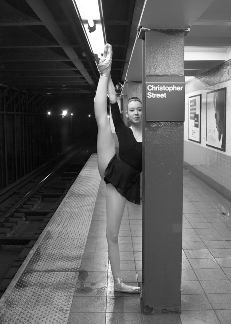 家具,月台,地板砖,街道,门,芭蕾舞女演员@克里斯托弗街地铁站-纽约