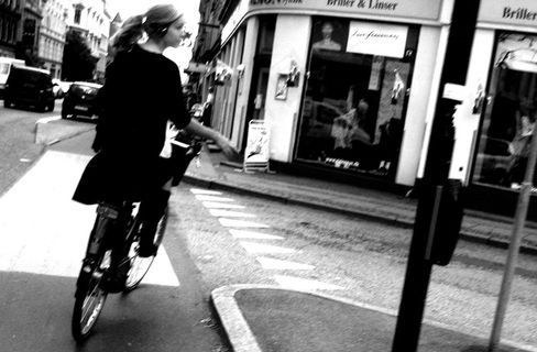 街道,商场,门,美女,轿车,执行右转弯的女孩