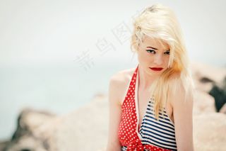 美国女孩（现代电影外观）。