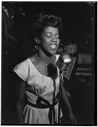 [[莎拉·沃恩的肖像，纽约咖啡馆协会（市区），纽约， 1946年8月]（LOC）