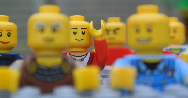 一张预期的广告照片，展示了法泽可可学校的成功