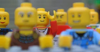 一张预期的广告照片，展示了法泽可可学校的成功