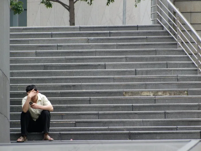 金属栏杆,鸟类,窗户,台阶,阳台,有压力吗