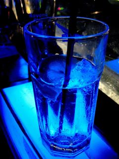 玻璃杯,蓝色玻璃杯,杯子,鸡尾酒,冰块,带有Qbee和J.Presley 25mrz06 008a的GOLDEN-Q-CLUB
