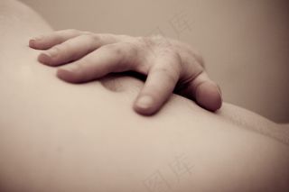 手,手指甲,手掌,创可贴,凳子,身体图片3