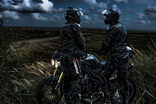 傍晚骑摩托车。