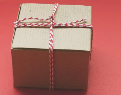 钱包,礼盒包装,手提包,包,首饰盒,包装纸包装用绳子捆起来。