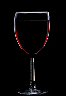 酒杯,羽毛球拍,球拍,杯子,网球拍,在黑暗的领域中的红酒 酒杯,羽毛球拍,球拍,杯子,网球拍,在黑暗的领域中的红酒