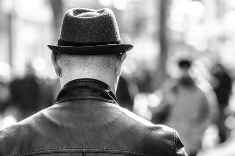 戴着帽子的男人