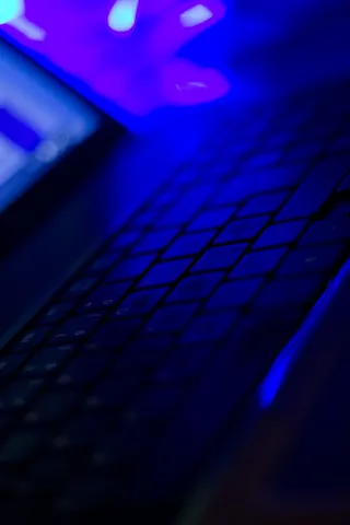 蓝色和紫色电脑