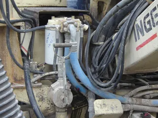 发动机仓,燃油喷射系统,发动机,机油透气壶,底盘装甲,爆破钻