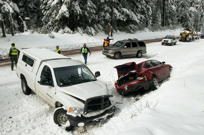 轿车,雪地摩托车,雪地赛车,暴风雪,跑车,与天气有关的多车祸