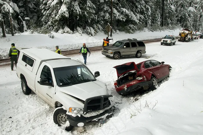 轿车,雪地摩托车,雪地赛车,暴风雪,跑车,与天气有关的多车祸