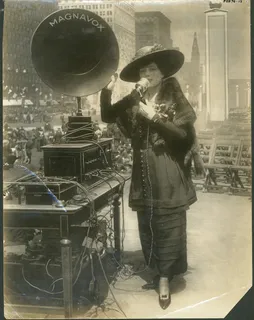 弗里兹·谢夫(Fritzi Scheff)于1895年在纽约市为第五次自由贷款展示Magnavox 弗里兹·谢夫(Fritzi Scheff)于1895年在纽约市为第五次自由贷款展示Magnavox