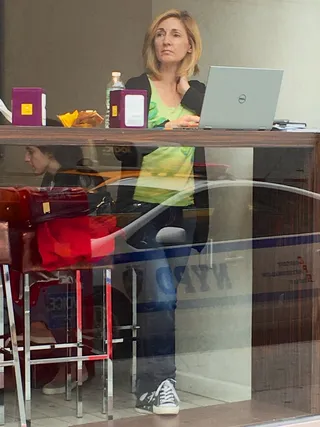 椅子,床,美女,餐桌,室内一角,在附近的咖啡厅享用咖啡和Wifi