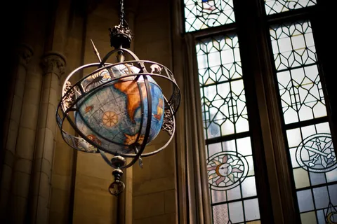 图书馆地球仪。