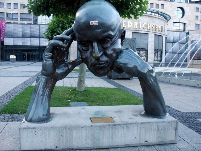 雕像,工艺品,摩托车,街道,中式传统建筑,思想家