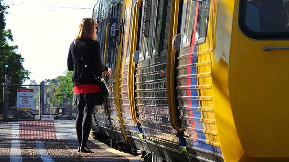 火车站的女孩-登机