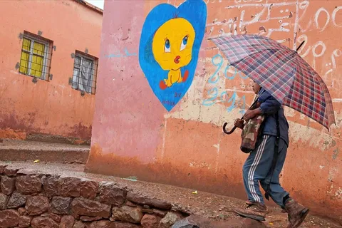 街头涂鸦,人物特写,沙池,碑刻,三关口,尽管下雨去上学
