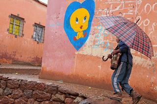 街头涂鸦,人物特写,沙池,碑刻,三关口,尽管下雨去上学