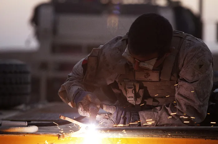 钢铁工人,屏幕截图,卡通动漫人物,工艺品,台式电脑,焊接战士