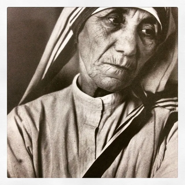 钢笔画,人物特写,美女,影雕,版画,“ Todas as nossas palavrasserãoinúteissenãobrotarem do Fundo docoração。作为palavras quenãosãoluz aumentam aescuridão。” madre Teresa deCalcutá