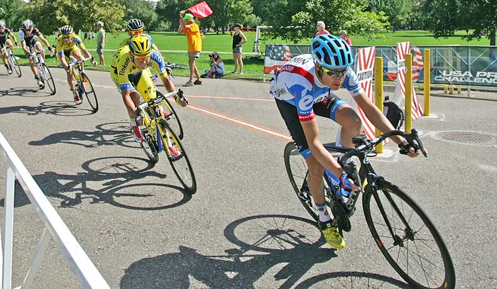 自行车,自行车赛,运动自行车,铁人三项,摩托车,汤姆·丹尼尔森（Tom Danielson）在城市公园的一个狭窄角落。 2014职业自行车挑战赛-詹斯·沃伊特（Jens Voigt）的最后一场比赛