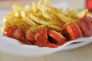 薯条,培根金针菇卷,炸鱼和薯条,豌豆糊,三明治,咖喱香肠