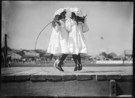 在田径狂欢节上跳过的女孩